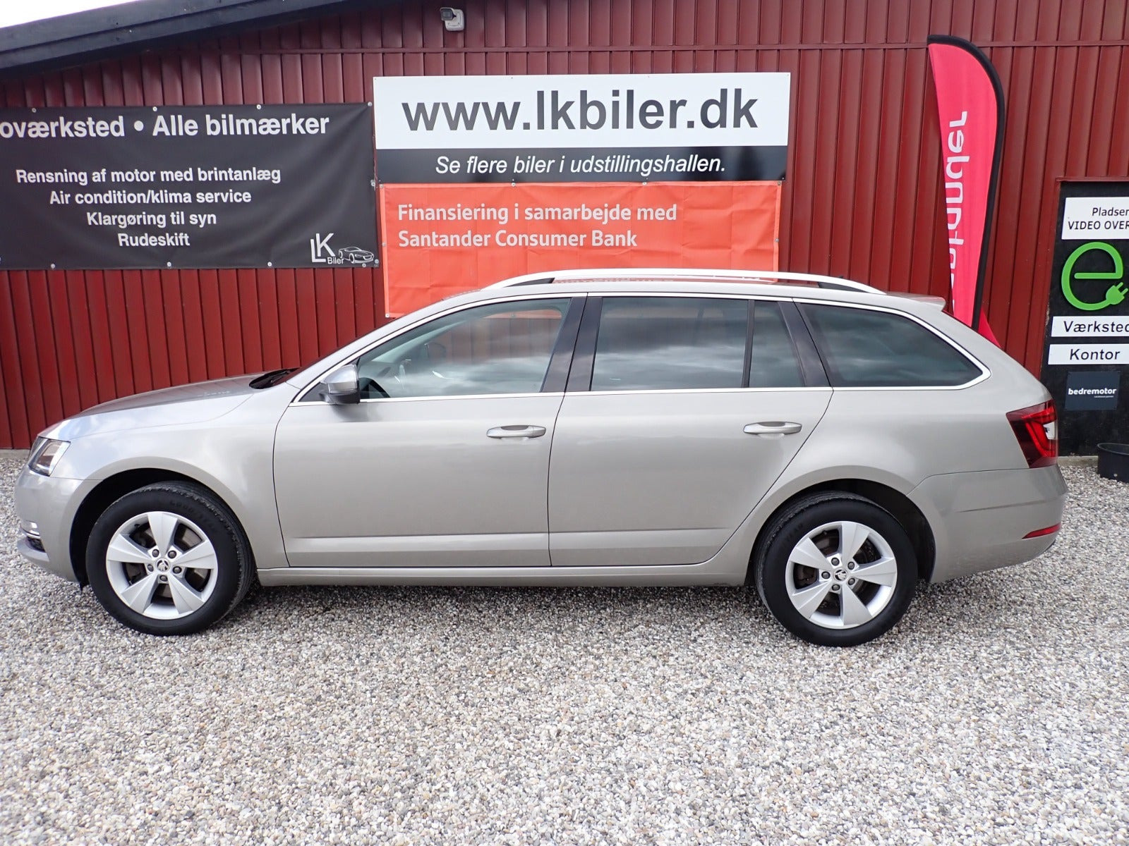 Grå Skoda Octavia fra 2019