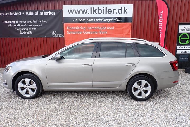 Grå Skoda Octavia fra 2019
