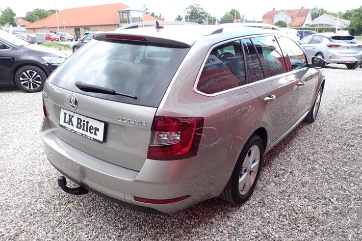 Grå Skoda Octavia fra 2019