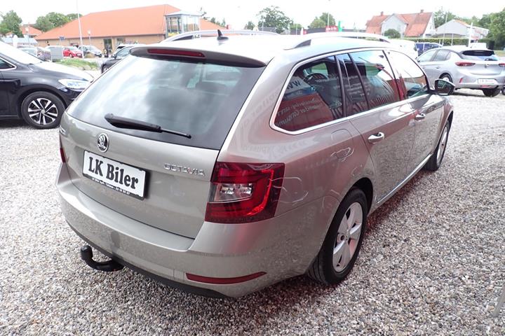 Grå Skoda Octavia fra 2019