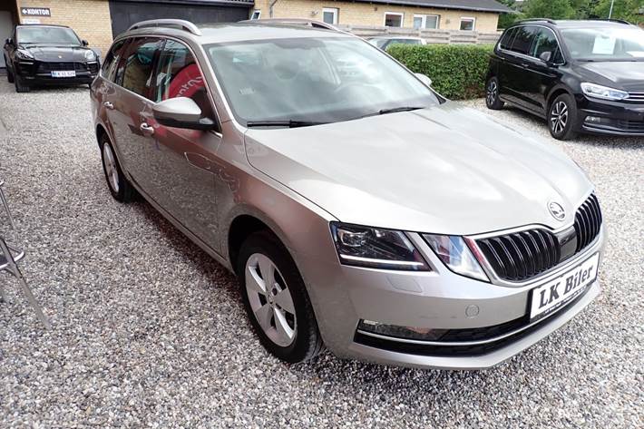 Grå Skoda Octavia fra 2019