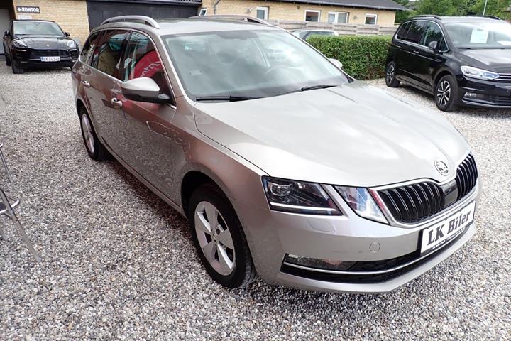 Grå Skoda Octavia fra 2019