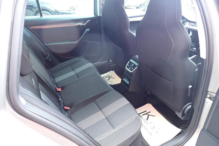 Grå Skoda Octavia fra 2019