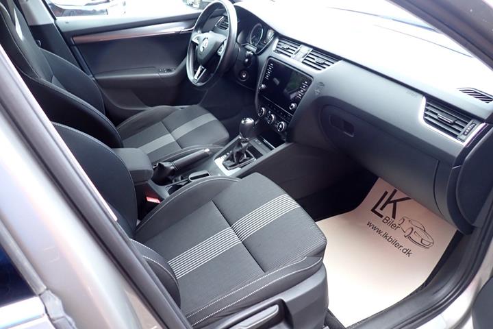 Grå Skoda Octavia fra 2019