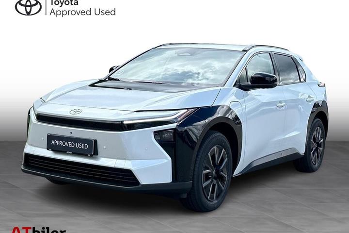 Hvid Toyota BZ4X fra 2026 set udefra