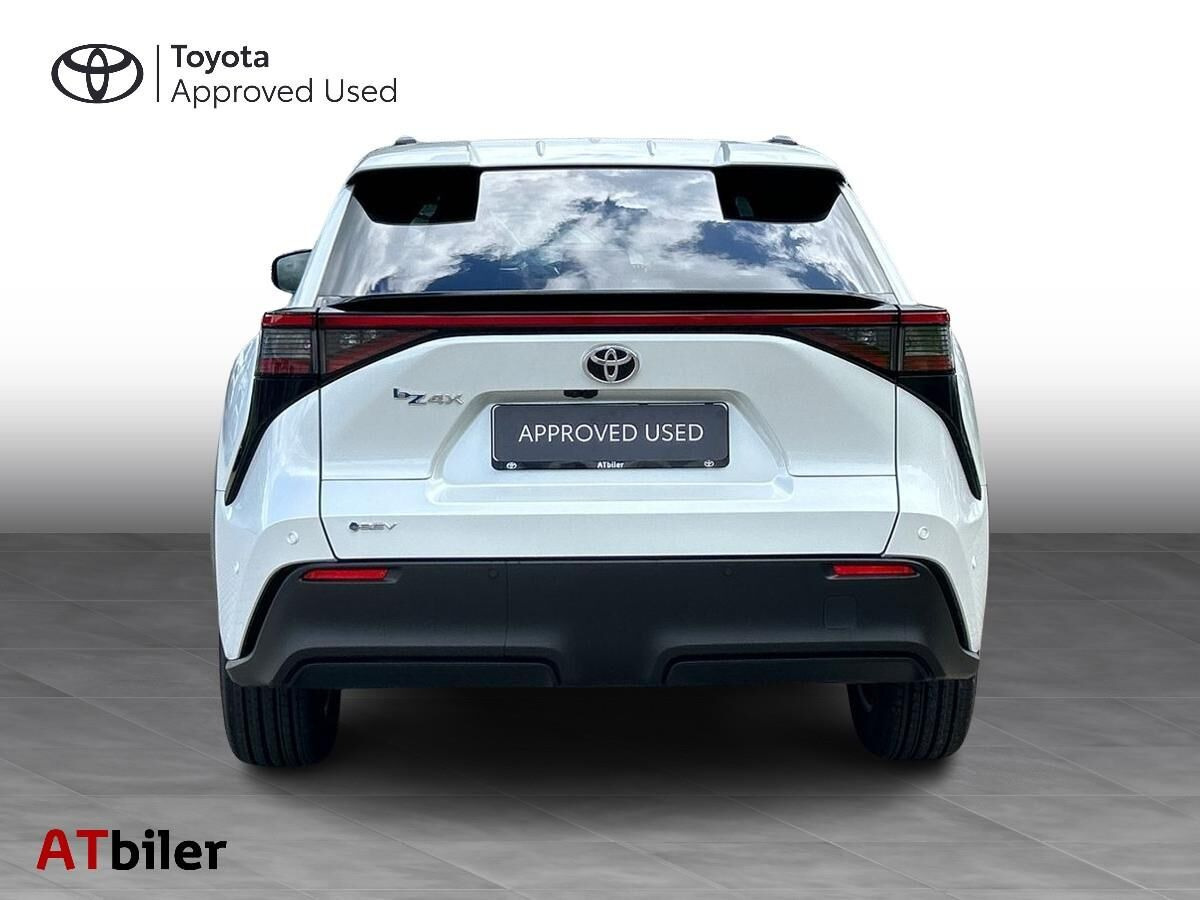 Hvid Toyota BZ4X fra 2026