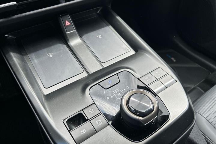 Hvid Toyota BZ4X fra 2026