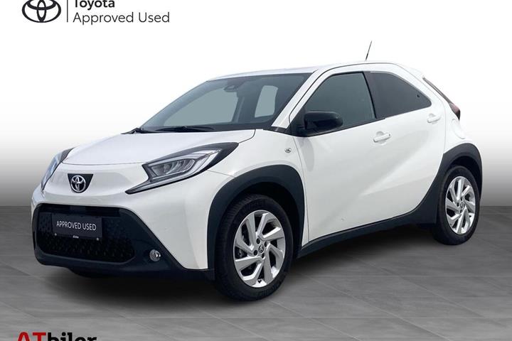 Hvid Toyota Aygo X fra 2025 set udefra