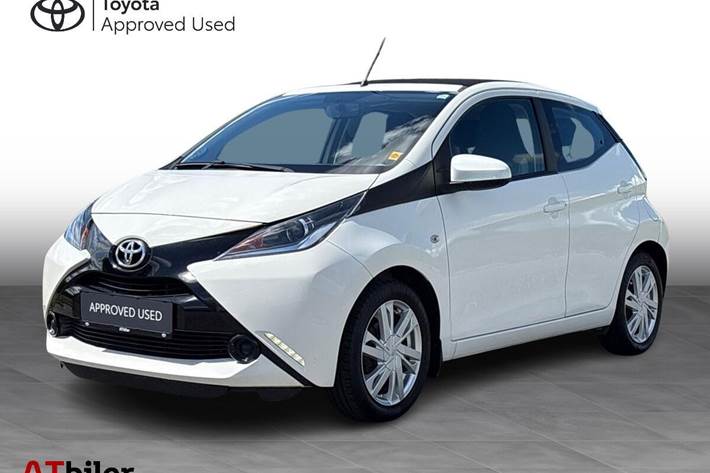 Hvid Toyota Aygo fra 2016 set udefra