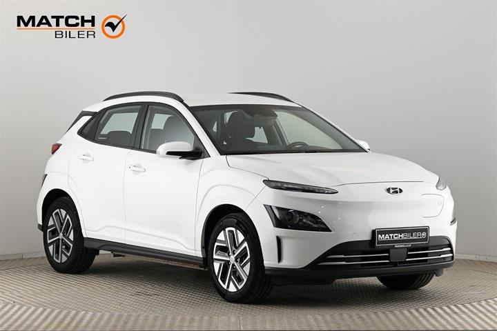 Hvid Hyundai Kona fra 2022 set udefra
