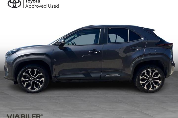 Grå Toyota Yaris Cross fra 2023