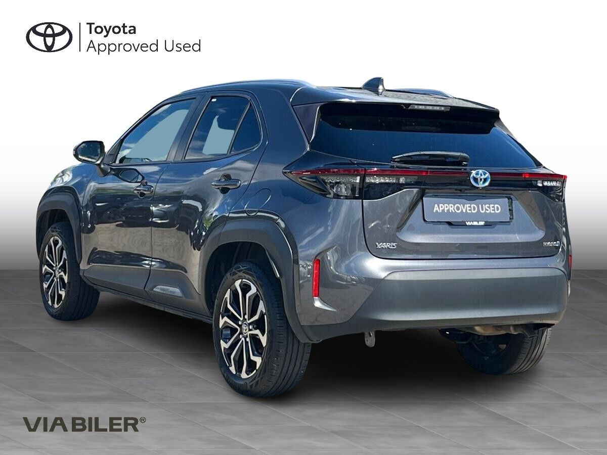 Grå Toyota Yaris Cross fra 2023