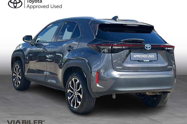 Grå Toyota Yaris Cross fra 2023
