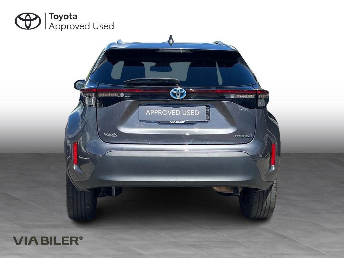 Grå Toyota Yaris Cross fra 2023