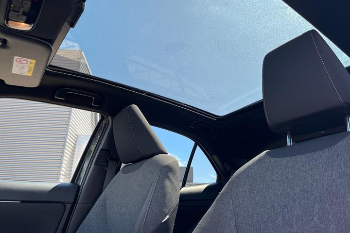 Grå Toyota Yaris Cross fra 2023