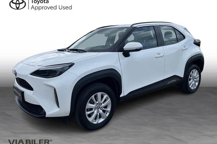 Hvid Toyota Yaris Cross fra 2024 set udefra