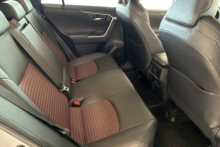 Sølv Toyota RAV4 Plug-in fra 2021