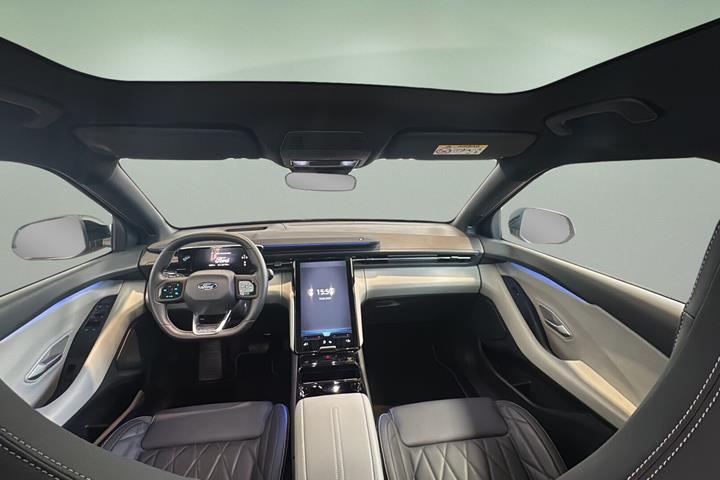 Rød Ford Explorer fra 2025