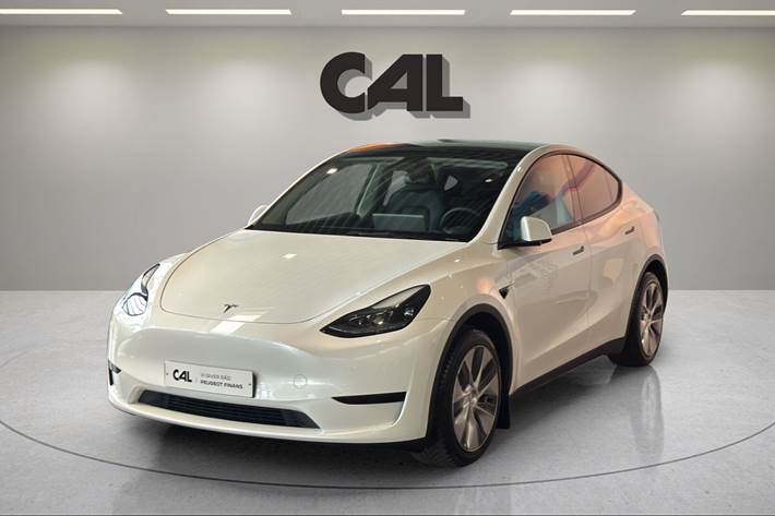 Hvid Tesla Model Y fra 2023 set udefra