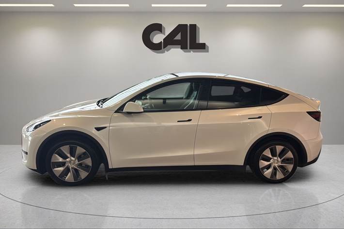 Hvid Tesla Model Y fra 2023