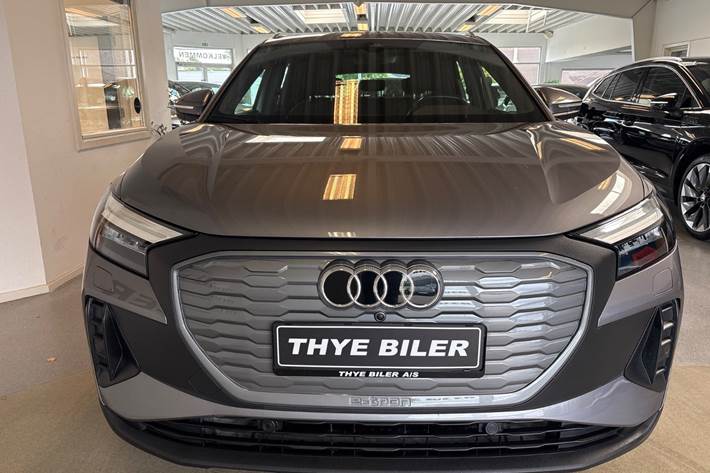 Grå Audi Q4 e-tron fra 2023