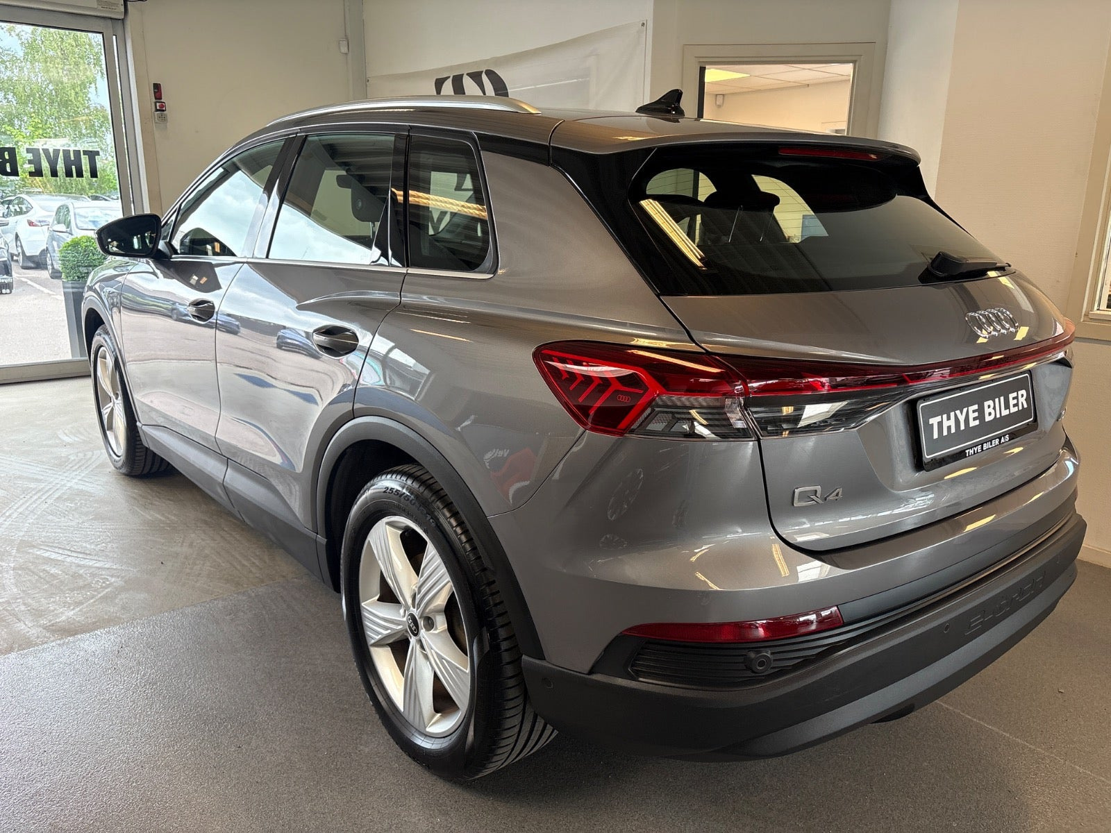 Grå Audi Q4 e-tron fra 2023