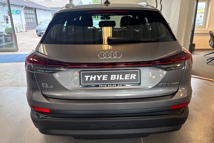 Grå Audi Q4 e-tron fra 2023