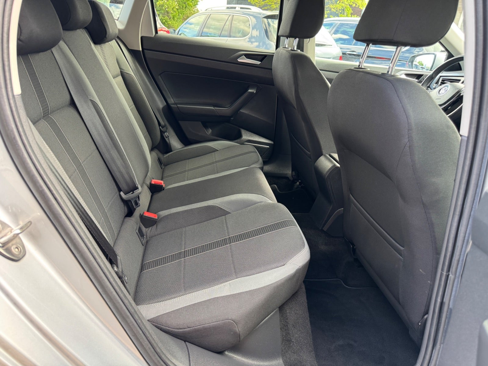 Sølv VW Polo fra 2018