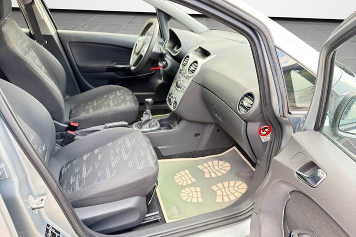 Grå Opel Corsa fra 2013