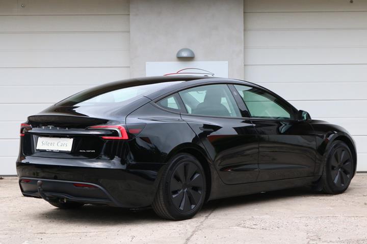 Sort Tesla Model 3 fra 2024