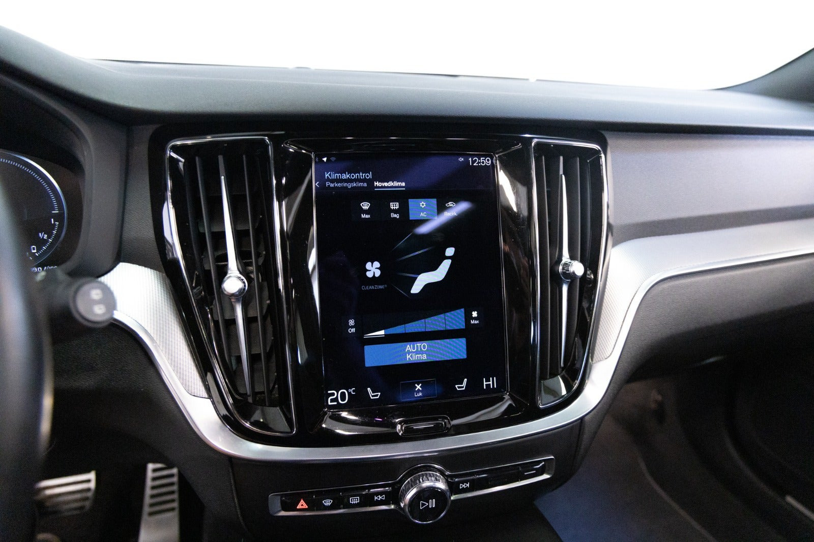 Hvid Volvo V60 fra 2022