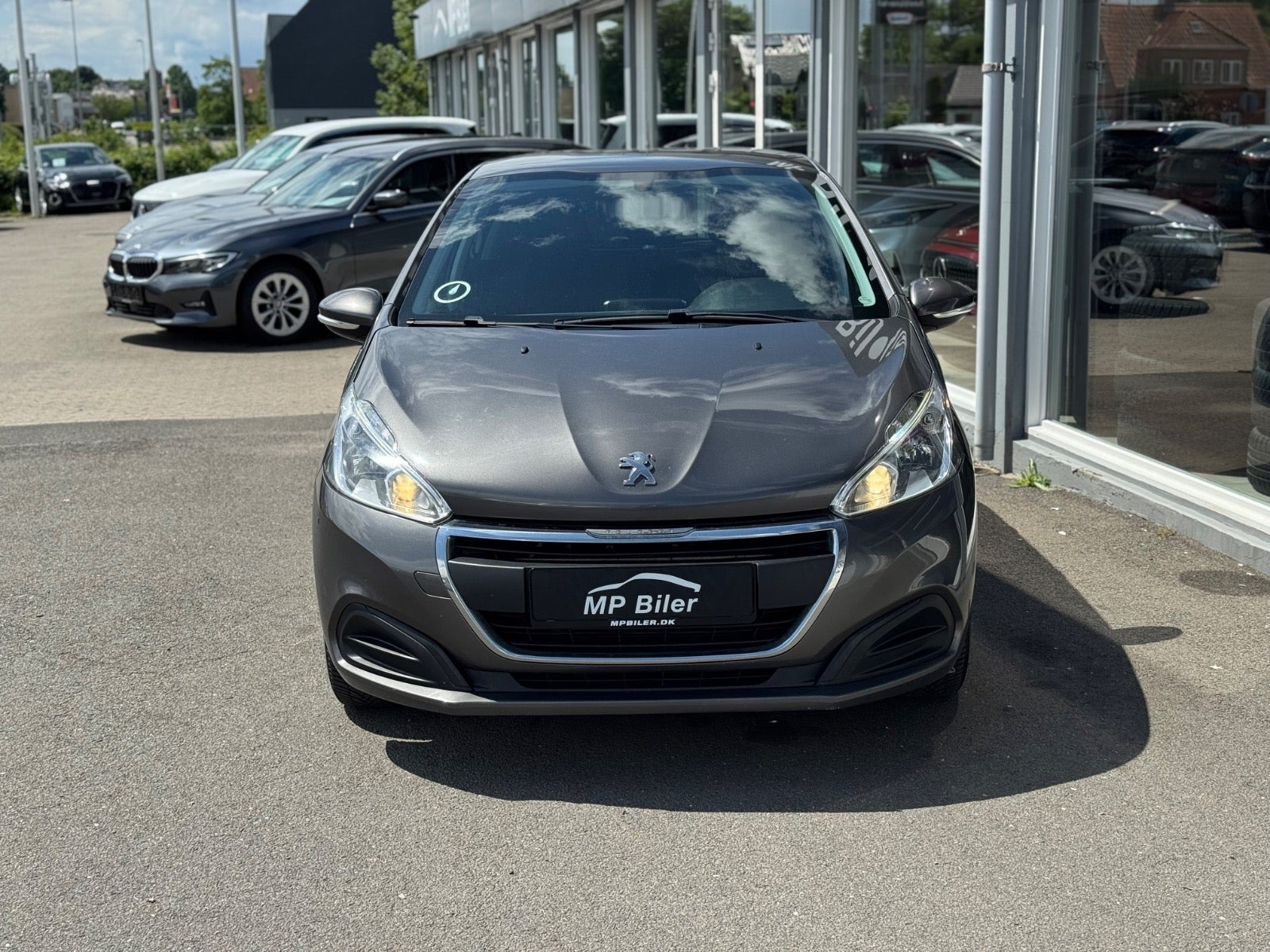 Grå Peugeot 208 fra 2018