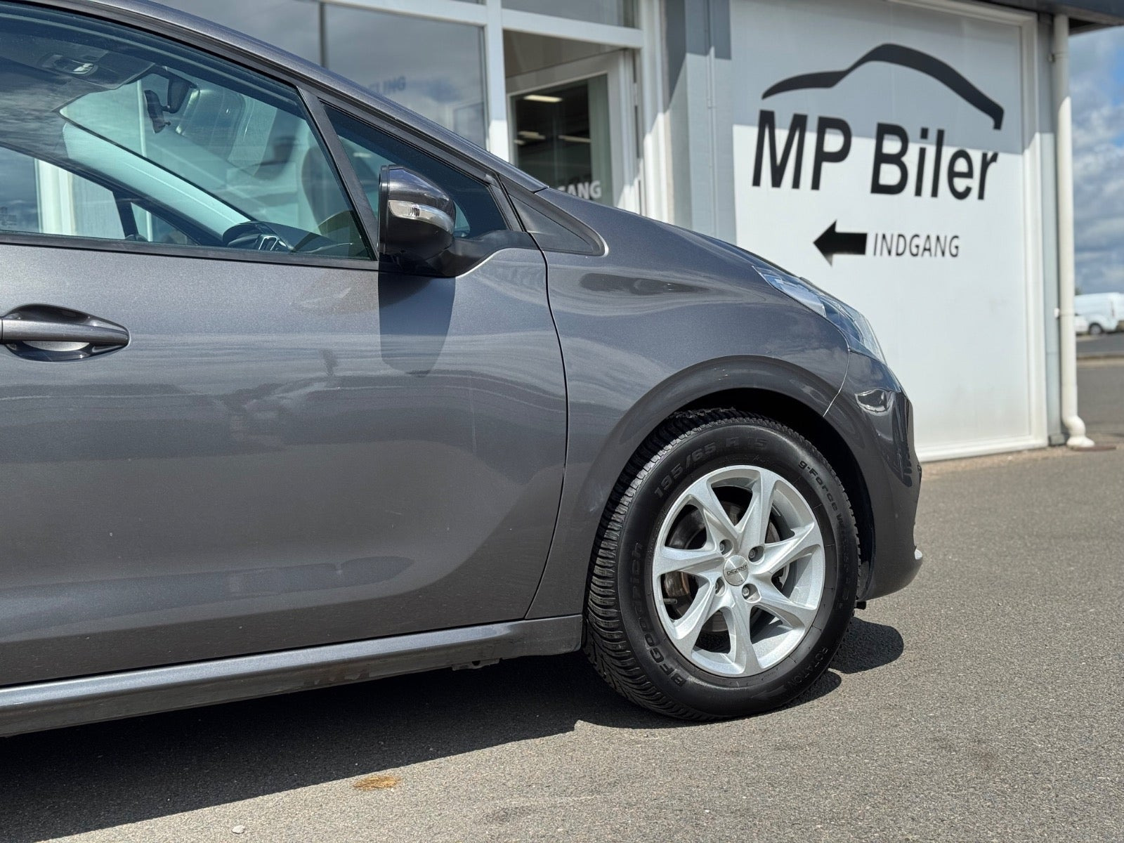 Grå Peugeot 208 fra 2018