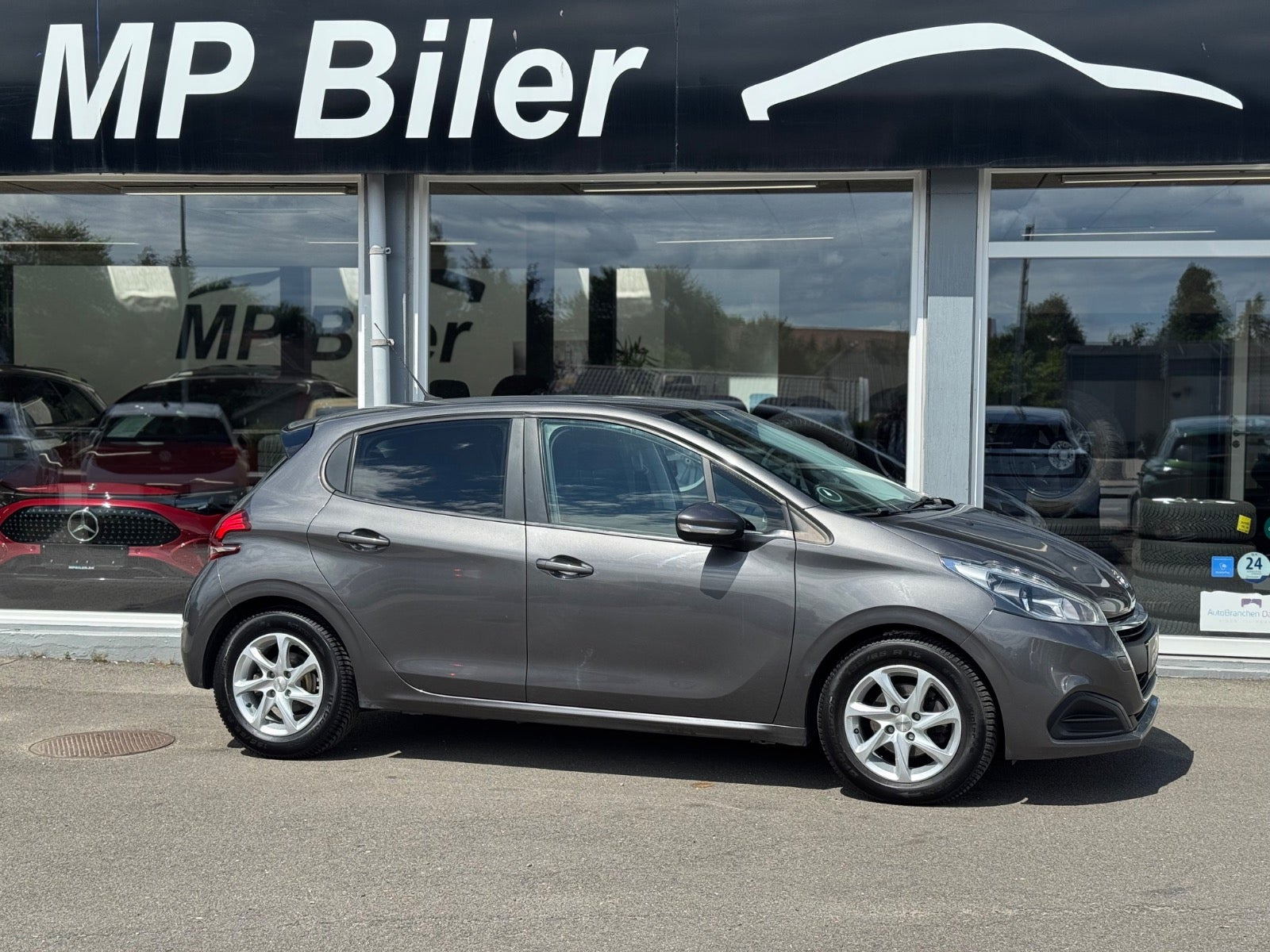 Grå Peugeot 208 fra 2018