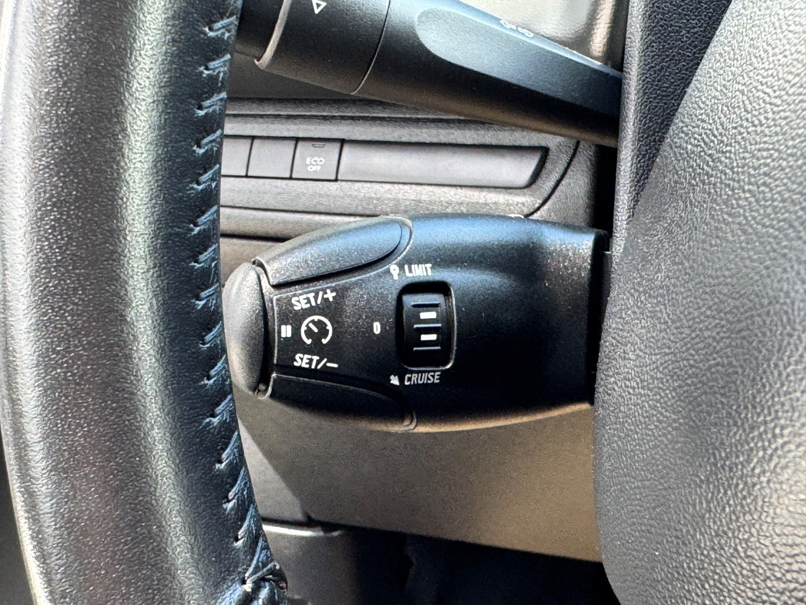Grå Peugeot 208 fra 2018