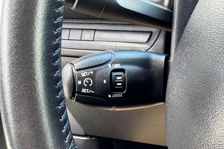 Grå Peugeot 208 fra 2018