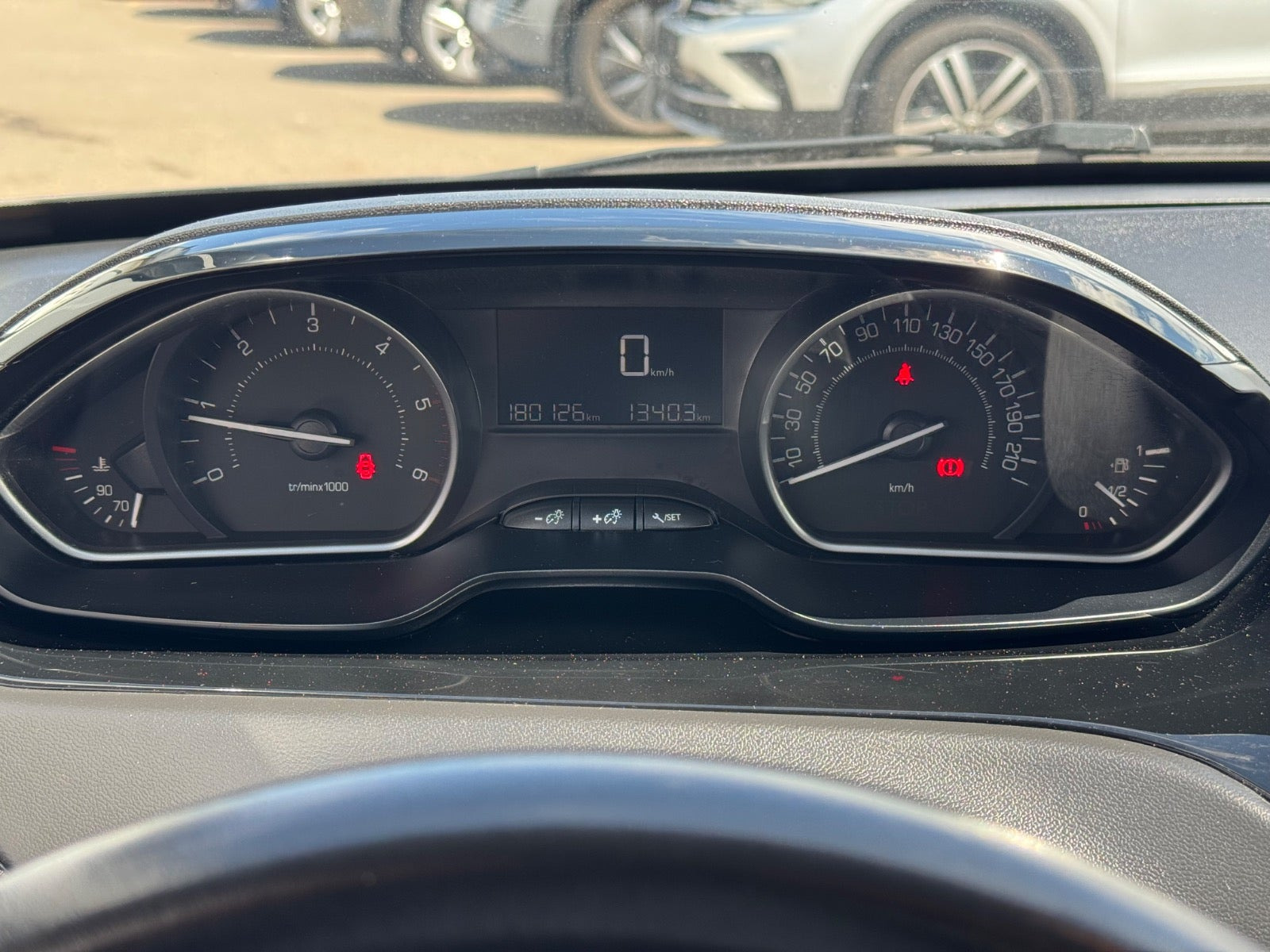 Grå Peugeot 208 fra 2018