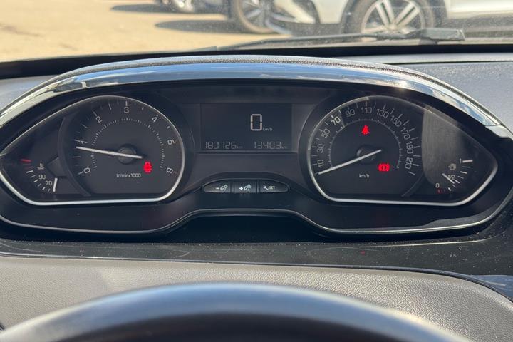 Grå Peugeot 208 fra 2018