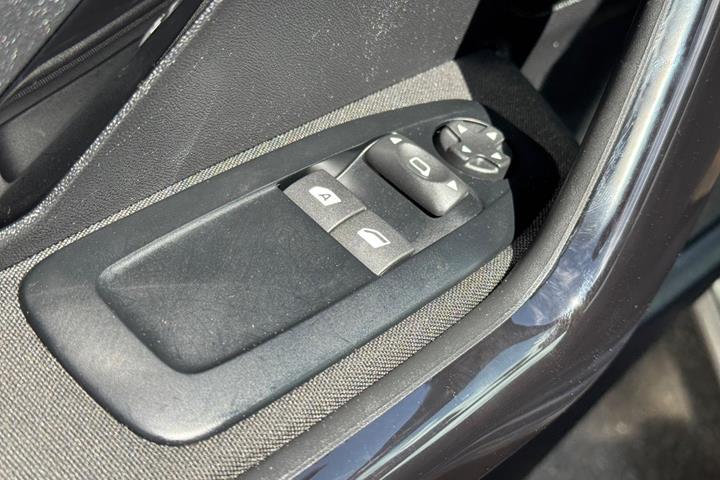 Grå Peugeot 208 fra 2018