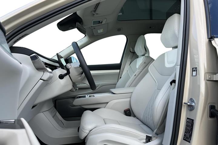Beige Volvo EX90 fra 2025