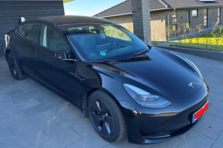 Sort Tesla Model 3 fra 2022