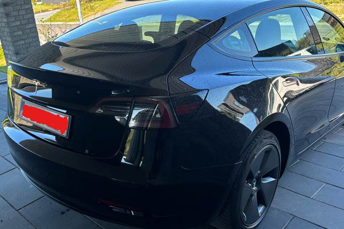 Sort Tesla Model 3 fra 2022