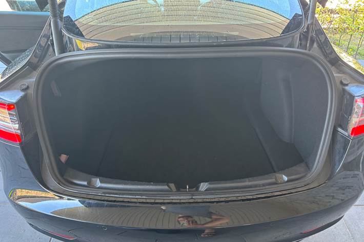 Sort Tesla Model 3 fra 2022