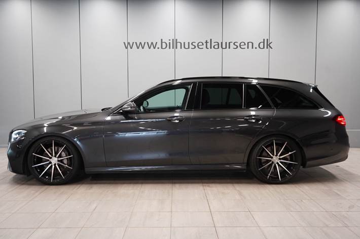 Grå Mercedes E300 de fra 2021