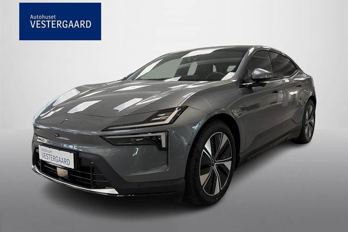 Grå Polestar 4 fra 2026 set udefra