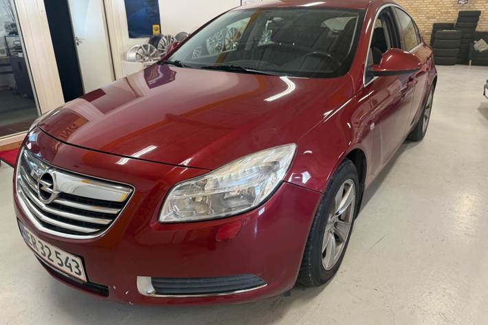 Rød Opel Insignia fra 2009 set udefra