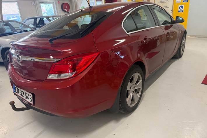 Rød Opel Insignia fra 2009