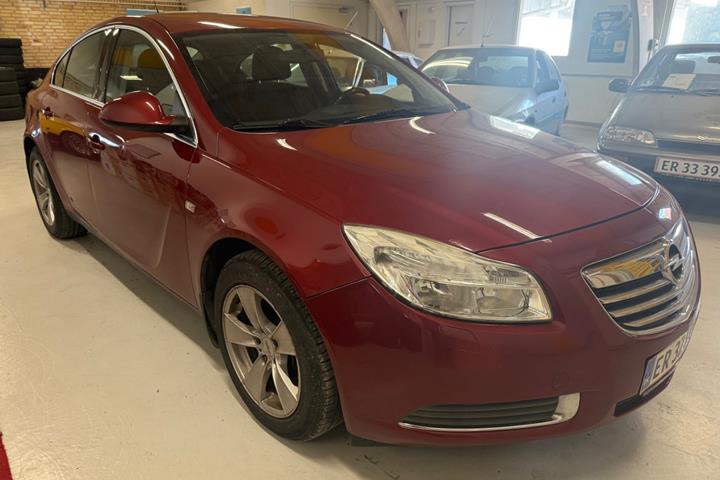 Rød Opel Insignia fra 2009
