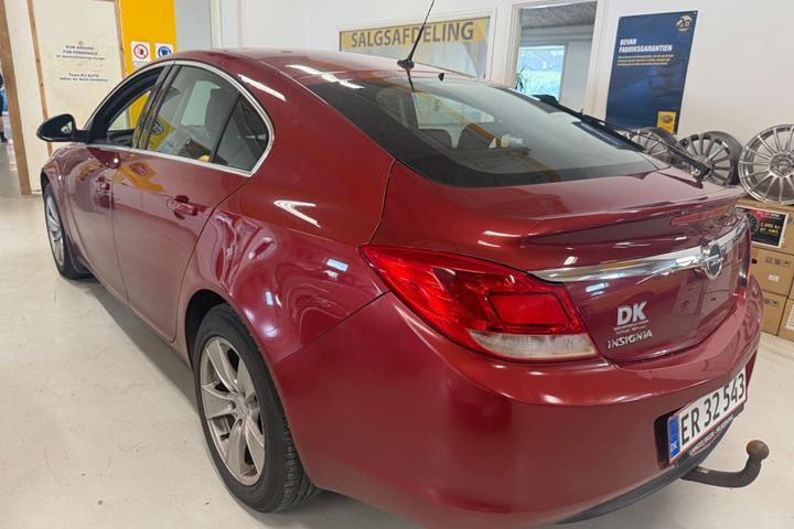Rød Opel Insignia fra 2009