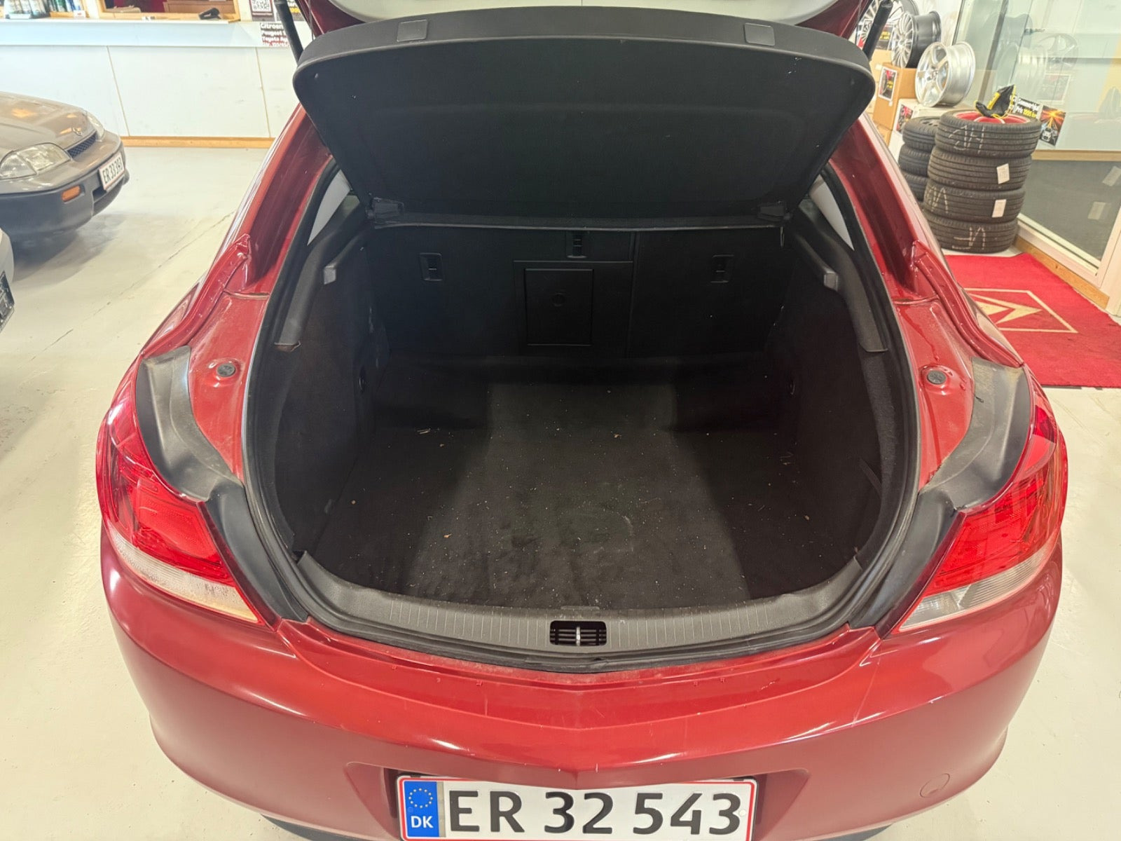 Rød Opel Insignia fra 2009